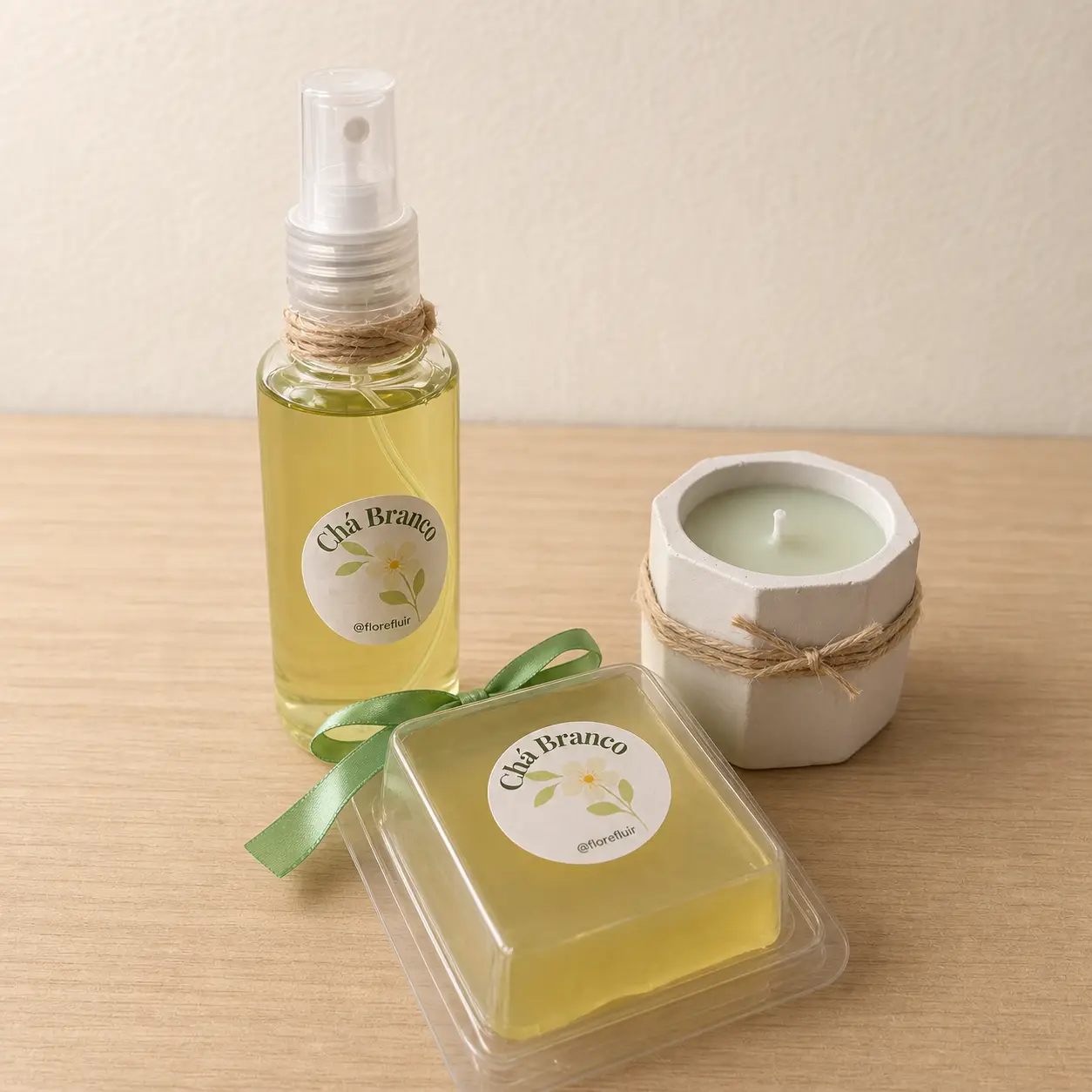 Spray, sabonete e vela do kit chá branco fora da embalagem