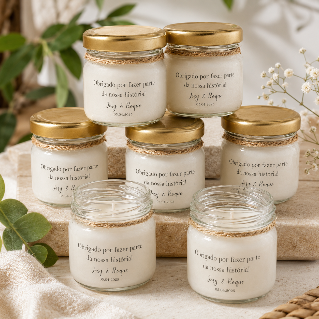 Velas artesanais personalizadas em potes de vidro com tampas douradas para lembranças de casamento